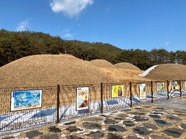 능산리 고분군 (扶餘 陵山里 古墳群)  4 : 현재 사적으로 지정된 고분군은 중앙의 왕릉군 7기이다