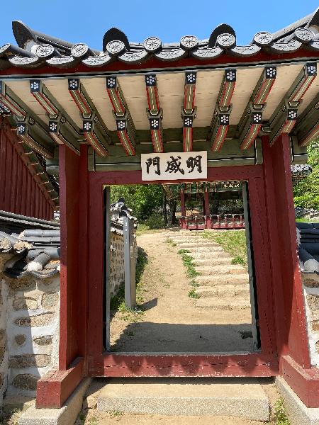 명위문(明威門) : 좌승당의 동쪽 방향으로 계단을 오르면 명위문이 있다. 명위문 사이로 이위정이 보인다
