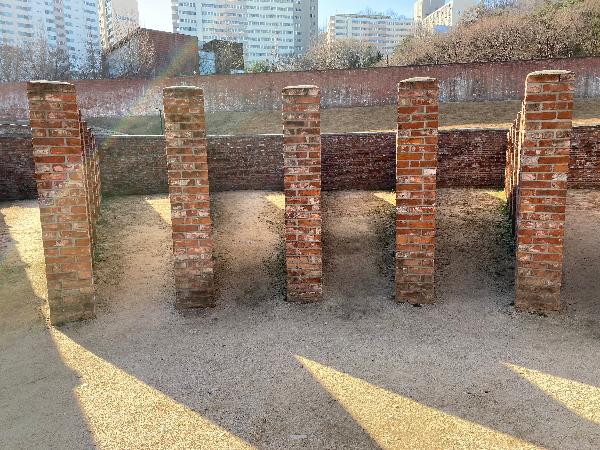 서대문형무소 격벽장 2 :  수감자들이 햇볕을 쬐거나 간단한 운동을 했던 운동장으로 1920년대에 만들어졌다. 운동할 때 대화하거나 도주하는 것을 막으려고 격벽을 세워 수감자들을 분리하고 감시했다. 전형적인 원형 감옥 구조인 부채꼴 모양으로 만들어졌고 가운데에 높은 간수 감시대를 세워 손쉽게 수감자를 감시하고 통제했다. 해방 이후 철거되었던 것을 2011년에 원래 위치에서 약 20m 떨어진 이곳에 본디 모습 그대로 복원했다