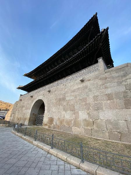 흥인지문(興仁之門) 6 : 오행 중 목(木)에 해당되는 인(仁)을 표시하였다. 목은 동쪽이므로 풍수지리 적으로 약한 동쪽을 보완 해주기 위해 흥인(興仁)이라 하고 지(之)자를 더 넣었다. 또 옹성을 쌓아 허함을 보강하였다