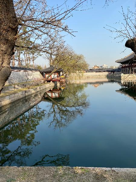 하향정(荷香亭) : 하향정은 경회루 연지 북쪽에 있는 정자로 1959년에 지어졌다. 하향정은 일반 정자에서는 보기 드문 육각형의 형태이며 규모는 작지만 건축 기법이 섬세하고, 익공형식(목조건축 양식으로 창방과 직교하여 보방향으로 새 날개처럼 뾰족하게 생긴 공포)의 조선후기 궁권 건출양식을 따랐다