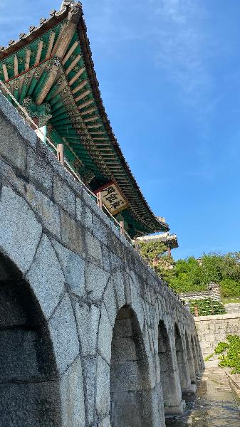 수원화성 북수문(北水門), 화홍문(華虹門) : 북수문은 화성의 북쪽 성벽이 수원천과 만나는 곳에 설치한 수문이다. 일곱 칸의 홍예문 위로 돌다리를 놓고 그 위에 누각을 지었는데, [화홍문]이라는 별칭으로 더 많이 알려져 있다. 누각은 본래 적군의 동태를 살피고 공격할 수 있도록 만든 군사 시설이지만 평소에는 주변 경치를 즐기는 정자로 쓰였다 - [출처 : 수원문화재단]