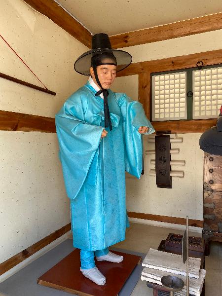 채비하는 환관 : 봉수당(奉壽堂)과 장락당(長樂堂) 뒤편의 행각에 위치한 공간으로 환관이 채비를 서두르고 있는 장면을 연출하고 있다