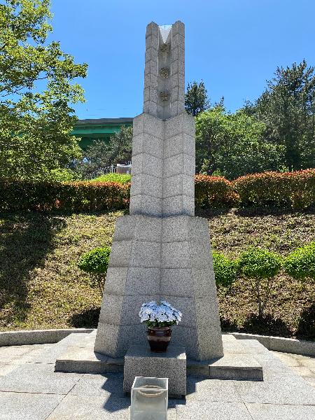 위령탑 : 거제도 포로수용소내에서는 포로들간의 친공, 반공 이념대립으로 수많은 젊은이들이 무참하게 살해되었다. 이 위령탑은 당시 친공, 반공간의 이념대립에서 희생된 2,000여명 전쟁포로들의 영혼을 위로하기 위해 건립되었다