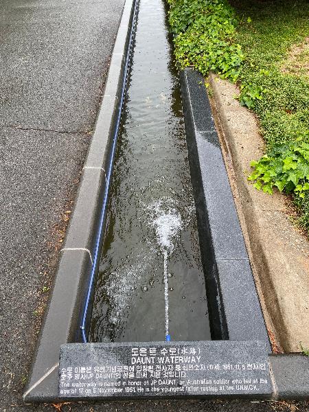 도은트 수로(Daunt Waterway) : 수로이름은 유엔기념공원에 안장된 전사장 중 최연소자(17세, 1951.11.6전사)인 호주병사(JP DAUNT)의 성을 따서 지은것입니다