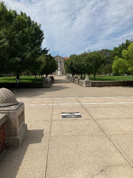 퍼듀대 분수대(Engineering fountain) : 분수대에는 4개의 수직 포물선 구조가 있으며 중앙을 통해 큰 물이 분사된다. 방문객들이 분수를 즐기기 위해 사용할 수있는 벤치로 둘러싸여 있습니다. 38 피트 높이에 228 톤의 콘크리트로 만들어졌다