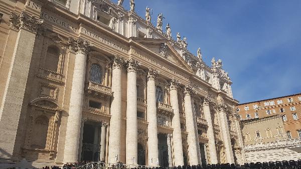 성 베드로 대성당(St. Peter's Basilica) 정면 : 서기 67년에 순교한 예수의 열두 제자 가운데 한 사람이자 로마의 초대 주교, 즉 교황 성 베드로의 무덤 위에 대성전을 건립했다고 한다