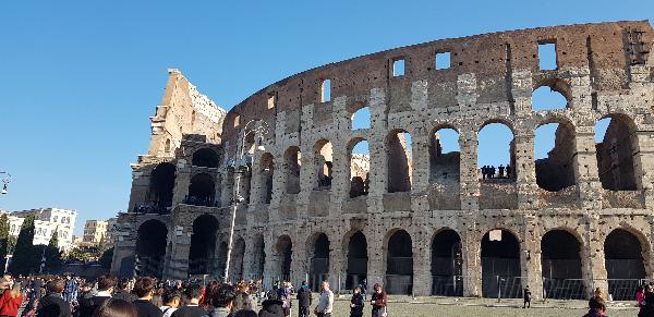 콜로세움(영어:Colosseum, 이탈리아어:Colosseo)
