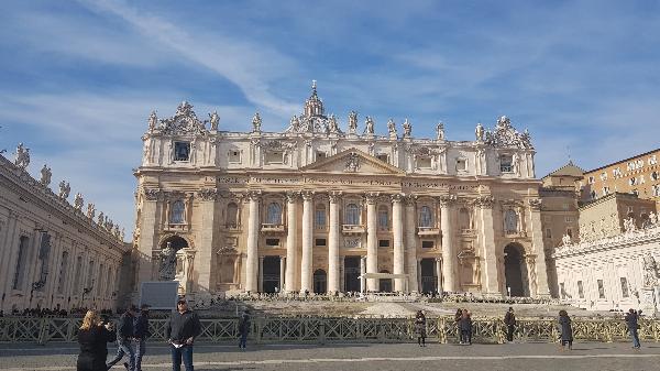 성 베드로 대성당(St. Peter's Basilica) 정면 : 서기 67년에 순교한 예수의 열두 제자 가운데 한 사람이자 로마의 초대 주교, 즉 교황 성 베드로의 무덤 위에 대성전을 건립했다고 한다