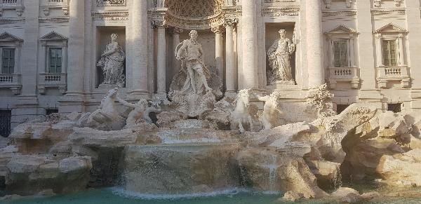 트레비 분수(Trevi Fountain) 앞