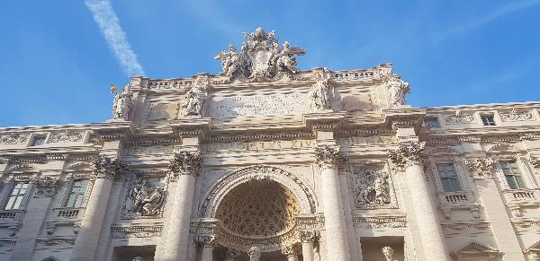 트레비 분수(Trevi Fountain) 앞