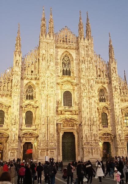 이탈리아 밀라노 도심의 두오모(Duomo)대성당 앞 광장