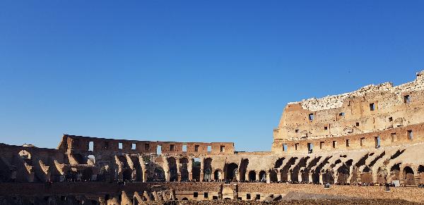콜로세움(영어:Colosseum, 이탈리아어:Colosseo)