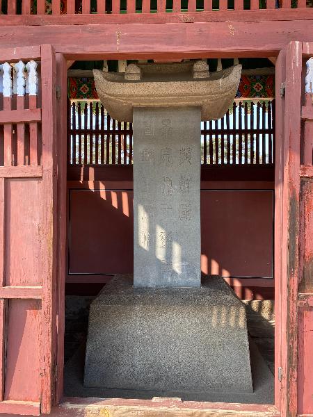 의릉 비각 : 비각은 능 주인의 행적을 기록한 신도비나 표석을 세워둔 곳이다. 의릉 표석은 1724년에 경종이 세상을 떠난 후 세웠던 표석에 1730년 선의왕후가 세상을 떠난 후 최종적으로 새긴 표석이다. 朝鮮國 景宗大王 懿陵 宣懿王后 祔(조선국 경종대왕 의릉 선의왕후 부)