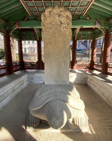 대원각사비 : 대원각사비는 1471년(성종2)에 세조가 원각사를 창건한 경위를 적어 세운 비석이다. 불심이 돈독했던 세조는 양주 회암사에서 부신한 사리를 보고 감동하여 1465년(세조11)흥복사터에다 원각사를 지었다. 이어 1467년(세조13)에 13층 석탑이 완성되자 연등회를 열고 낙성식을 거행하였으며 그 전후사정을 적은 비석을 조성하게 하였다. 거북이 모양의 받침돌을 만들고 그 등위에 연잎을 새겨 비석 몸돌을 세울 자리를 만들었다. 몸돌은 머릿돌인 이수와 한 돌로 만들었다. 비석의 전체 높이는 494cm이며 거북은 화강암으로 몸돌과 머릿돌은 대리석으로 만들었다. 연산군대 궁궐에 인접한 민가를 철거하면서 원각사는 빈 절이 되었다 (출처 : 서울탑골공원 대원각사비 안내판)