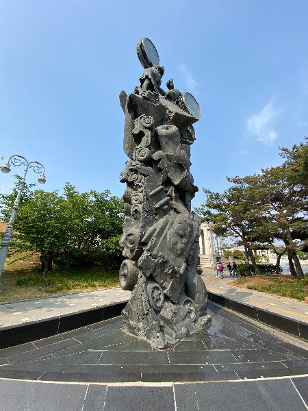 전쟁기념관 시계탑 : 시계탑을 세우면서 - 전쟁과 평화를 상징하는 쌍둥이 시계. 눈슥 무기더미 위. 새 천녕의 새 시간을 가리킨다. 6.25 전쟁으로 멈춰버린 부서진 시계. 다시 두 소녀의 심장처럼 뛰는 통일의 그날을 위하여 이 곳에 시계탑을 세운다. 2002년 1월 1일. [출처 : 시계탑에 새겨진 기념글]