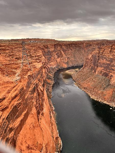 89번 도로가 지나는 다리위에서 바라본 글렌캐년 댐(Glen Canyon Dam) 맞은쪽에 위치한 콜로라도 강이다. 이 강은 흘러 흘러 그랜드 캐년 협곡을 지나 후버 댐을 만난다