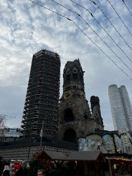 카이저 빌헬름 기념 교회 (Kaiser Wilhelm Memorial Church) 왼쪽이 신관, 오른쪽이 구관 건물이다