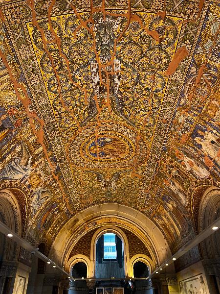 카이저 빌헬름 기념 교회 (Kaiser Wilhelm Memorial Church) 의 구관 내부의 천장