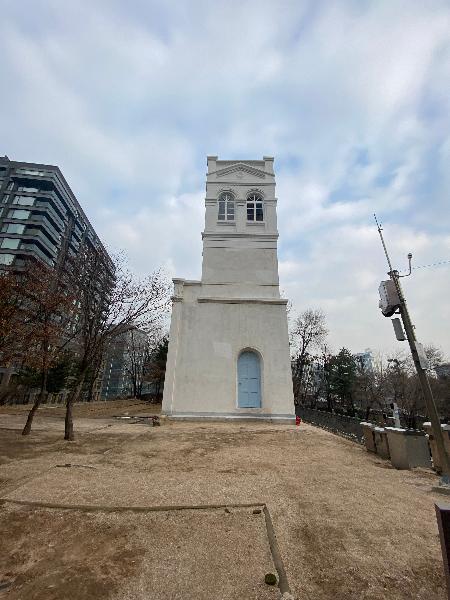 원형복원 및 정비가 완료된 구 러시아공사관 : 1890년(고종 27)에 르네상스 양식으로 건립되었지만, 한국 전쟁을 거치면서 대부분 파괴되어 현재는 망루탑만 남아있다