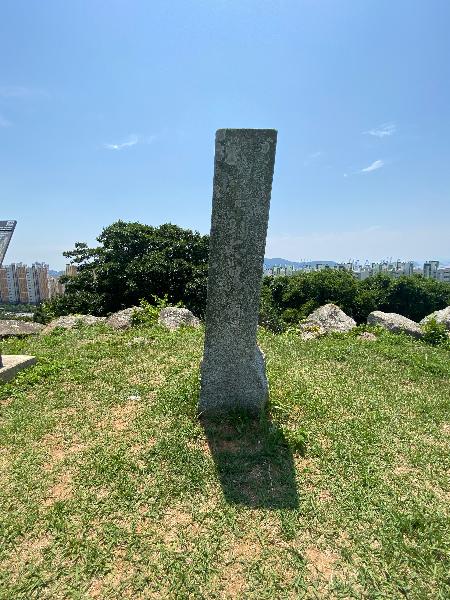 안골왜성 : 남해바다가 한 눈에 보이고 부산방면의 가덕수로와 통영방면의 수로를 통제하기 좋으며, 뒤에는 험한 육망산이 있어 수비하기 좋은 천혜의 요새이다