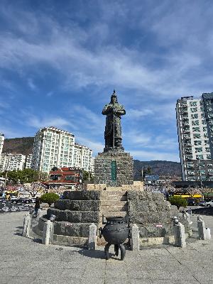 경남 창원시 진해 북원로터리에 위치한 제1호 충무공 이순신장군 동상
