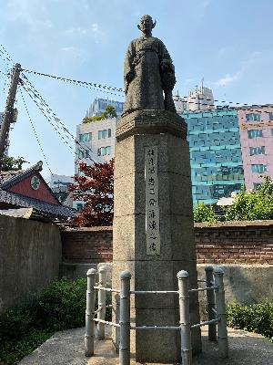 충정공 민영환선생 동상 : 우정총국 뒤에 위치해 있다