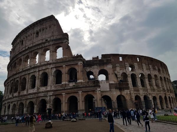 콜로세움(이탈리아어:Colosseo,영어:Colosseum):고대 로마 시대의 건축물 가운데 하나로 로마 제국 시대에 만들어진 원형 경기장